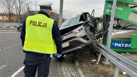 L Sk Pijany Kierowca Uderzy W S Up Na Stacji Paliw Ucieka Przed