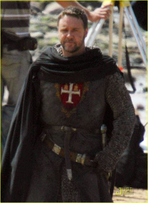 Russell Crowe Rides Onto Robin Hood Set Photo 1991271 Russell Crowe Photos Just Jared