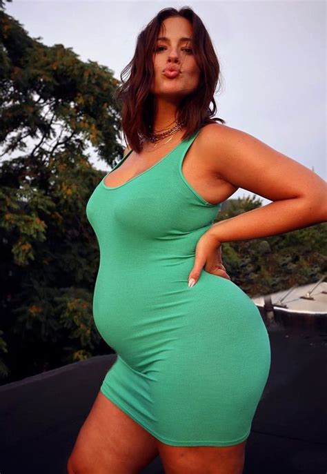 Pregnant Ashley Graham Beams As She Puts Baby Bump On Display In Skintight Dress Irish Mirror