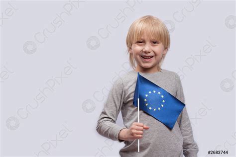 Sonriente Chico Rubio Sosteniendo La Bandera De Eu En La Foto De Stock Crushpixel