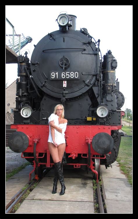 Personen Vor Der Lokomotive Foto And Bild Erwachsene Menschen