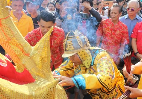 Tiga Replika Naga Jalani Ritual Buka Mata Media Center Kota Singkawang