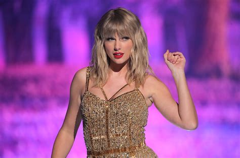 Taylor Swift Performs In 189 Sparkly Gold Ankle Boots At The Amas