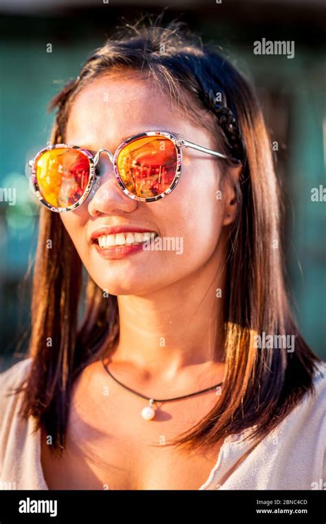 A Pretty Filipino Girl With A Stunning Smile Poses Stock Photo Alamy