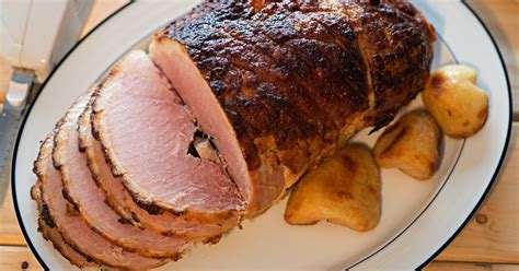 I prefer using a mild honey because it is the main flavor in the glaze and i have little kids who turn their. How to Prepare a Precooked Smoked Ham | Comida, Comida ...