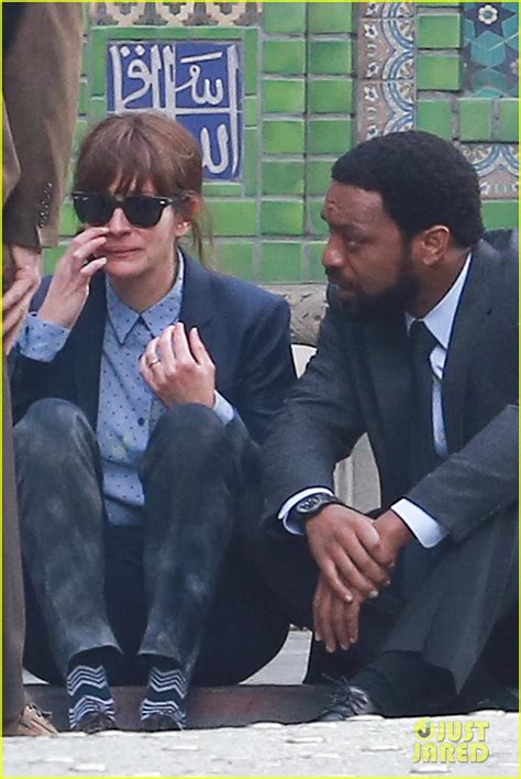 Chiwetel Ejiofor Comforts Crying Julia Roberts During The Secret In