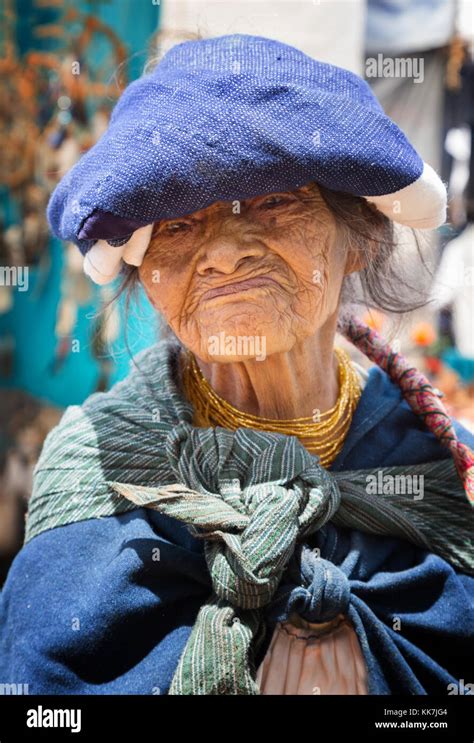 Ecuador Mujer Anciana Indígena En Traje Tradicional Otavalo