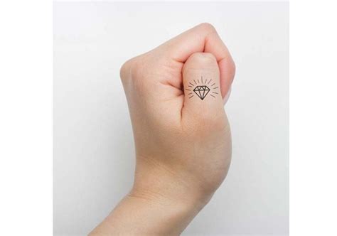 See more ideas about malé tetování, tetování, nápady na tetování. Słodkie małe tatuaże dla dziewczyn - wzory na nadgarstek ...