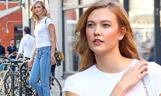 Karlie Kloss Proves Simple Is Stunning In Shirt And Jeans Daily Mail