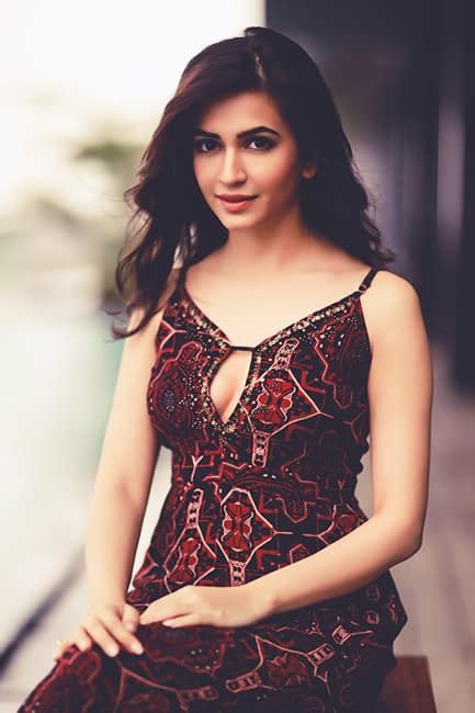 Kriti Kharbanda Flaunts Her Sexy Cleavage In This Picture