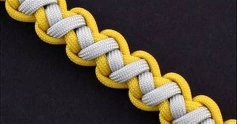 Tying and untying paracord knots is a great way to unwind (no pun intended). Another great paracord bracelet pattern By JD of Tying it all together. The Tomahawk Sinnet ...