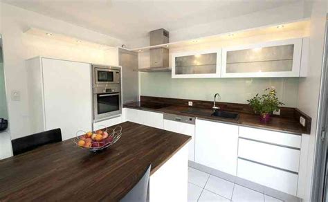 Maybe you would like to learn more about one of these? Cuisine blanc laqué et plan de travail bois clair ...