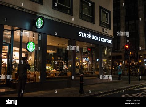 Starbucks Unterschreiben Nachts Fotos Und Bildmaterial In Hoher