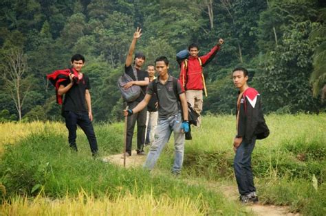 Dari sini perjalanan dilanjutkan menuju ke daerah cariu hingga nanti bertemu pasar loji. berkisah berpetualang: Gunung sanggabuana loji karawang