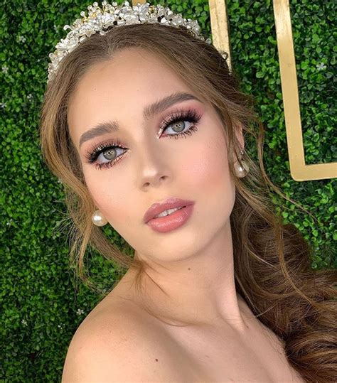 Thalía Barajas en Instagram Dos looks padrismos para quinceañeras