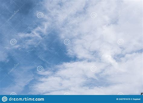 Cielo Azul De Verano Con Nubes Imagen De Archivo Imagen De Color