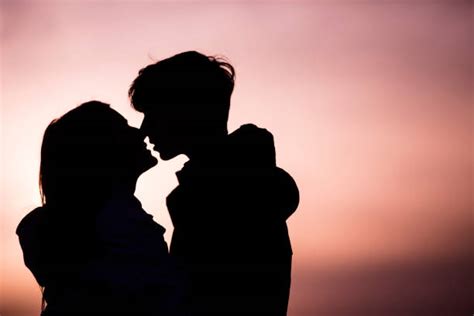 890 joven beso pareja adolescente fotografías de stock fotos e imágenes libres de derechos