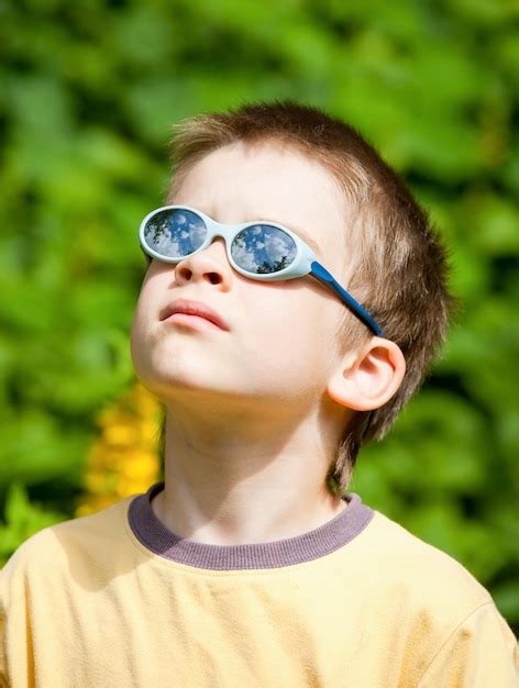 Premium Photo Kid Wearing Sunglasses