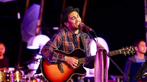 Berat rasanya sukar diluahkan bernafas ragu menghembus pilu perasaan ini tergantung sepi. Lirik Lagu Akhir Cerita Cinta - Glenn Fredly