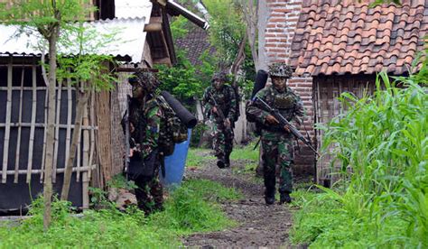 , diambil dengan kamera tidak diketahui 04/02 2017 gambar yang diambil dengan. Viral! Video Latihan Perang Tentara di Tengah Permukiman ...