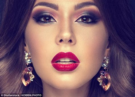 What causes the linea nigra to appear during pregnancy? Make-up really DOES make you more attractive! | Daily Mail ...