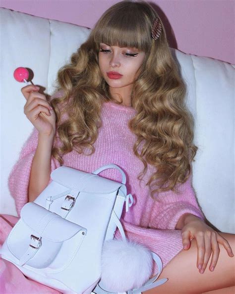 Ini Gaya Manis Model Angelica Kenova Barbie Rusia Yang Hobi Ngopi