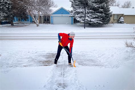 How To Shovel Snow The Correct Way According To A Physical Therapist