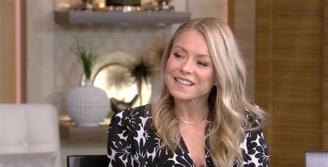 Kelly Ripa Returns To Live Fans Say Stay Home