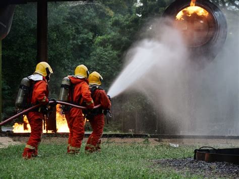 Bombero Entrenando Emergencias De Bomberos En Acción Foto Premium