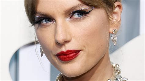 How To Recreate Taylor Swifts Bedazzled Makeup From The 2022 Vmas