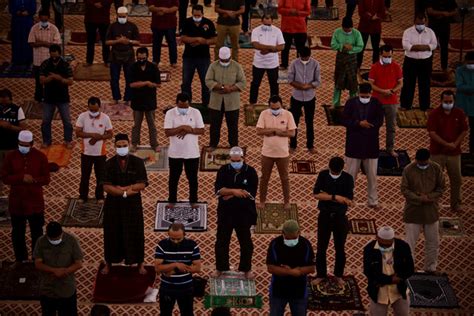 Mazhab ini berpendapat, seluruh anggota jamaah sholat ''dengan ketentuan harus menunaikan rukun dan syarat menurut ketentuan abu hanifah. Parlimen: Penjarakan sosial jemaah Solat Jumaat dikekalkan ...