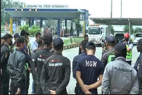 Pertamina menjadi impian bagi banyak kalangan masayarakat di indonesia. Gaji Dipotong, Sekuriti Tol Trans Sumatera Lampung Demo Kantor...