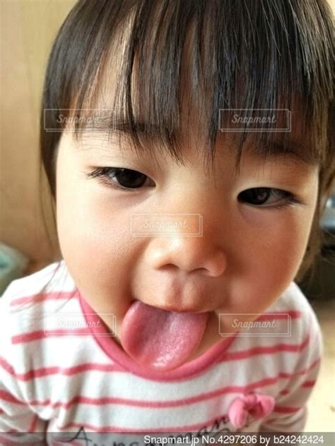 舌を出す女の子のクローズアップの写真・画像素材 4297206 Snapmart（スナップマート）