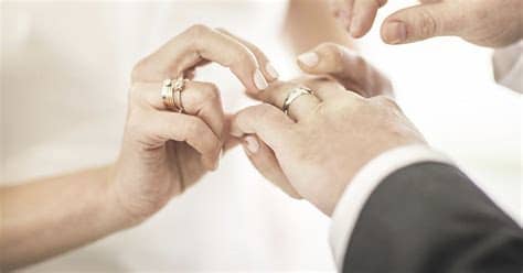 El anillo de compromiso es aquel que, según las costumbres occidentales, se lleva para indicar su compromiso de casarse. ¿Porque el anillo de matrimonio se lleva en el dedo anular ...