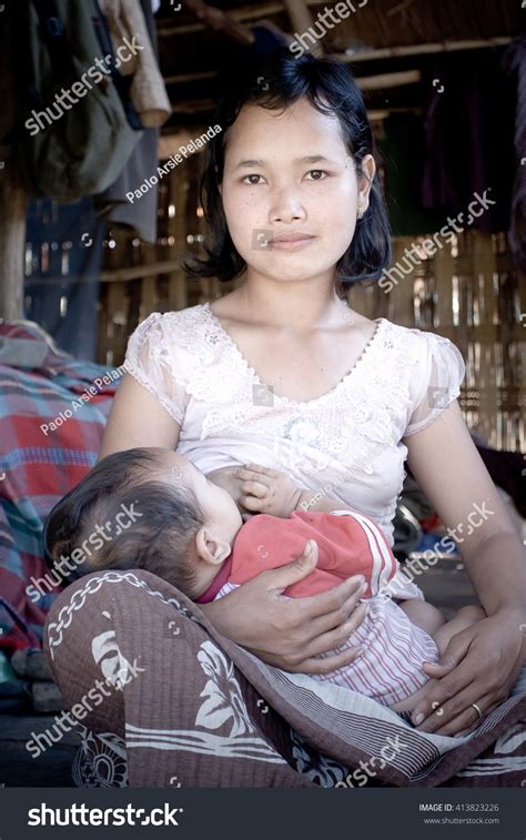 Young Cambodian Mother Breastfeeding Her Son Foto Stock 413823226 Shutterstock