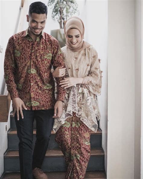 Baju couple dominan batik yang elegan. Desain Baju Couple Untuk Lamaran | Klopdesain