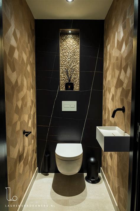 Luxe Toiletruimte Met Gouden Moza Ek En Gouden Behang Toilet Design