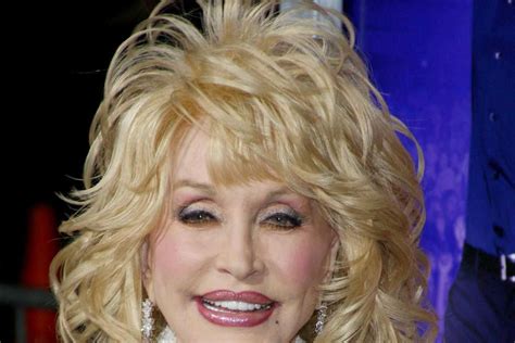 2023 dolly parton why she always sleeps with her make up on at night