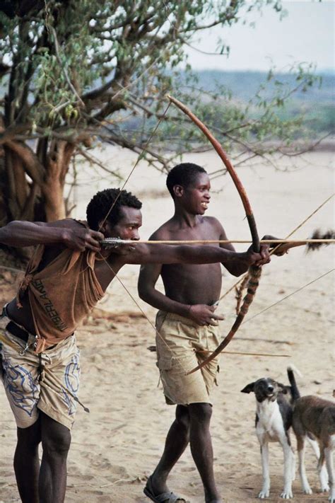 hadzabe men practicing bowing paisaje humano arqueria tribus africanas