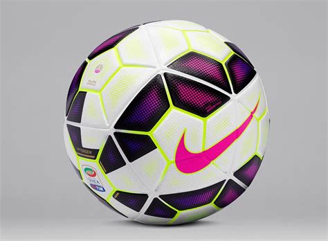 Nike invece fornisce i palloni delle serie a e b, di coppa italia e della supercoppa italiana, della premier league e della liga. Pallone Serie A 2014-2015, presentato Nike Ordem