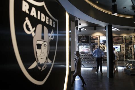 Fanáticos Exploran A Los Raiders En El Centro Del Nuevo Estadio De Las