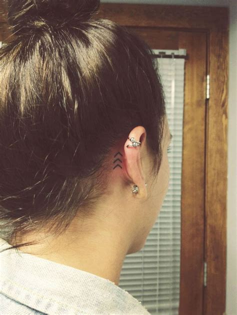 By using the natural curved shape of the ear as a guide, tattoo artists can turn the area into the perfect canvas that compliments the shape of your ear. 31 Behind The Ear Tattoos That Will Make You Want To Get Inked