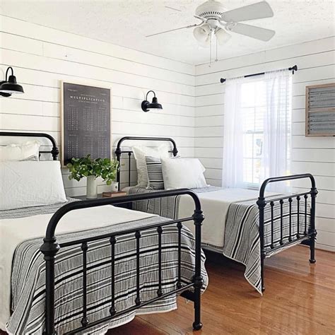20 Enchanting Lake House Bedroom Design And Decor Ideas