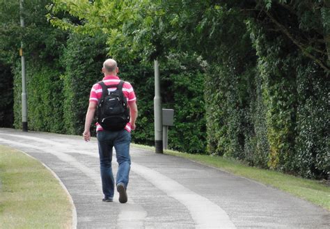 Images Gratuites Homme Sentier En Marchant La Personne Route