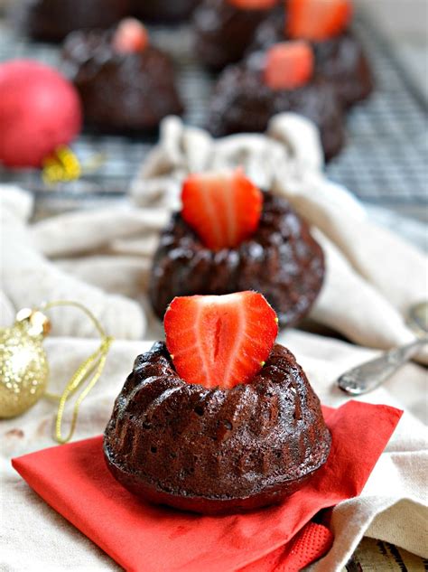 If you're looking for a delicious, easy recipe for a cake this holiday season, this super moist chocolate pistachio christmas bundt cake is a winner. Easy Chocolate Bundt Cake | Gluten free + Paleo + Healthy ...
