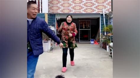 远嫁女儿开车一千公里回家，父母一路小跑迎接七环视频澎湃新闻 The Paper