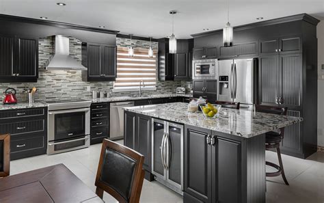 Cuisine classique en bois et comptoirs en granit Laval ...