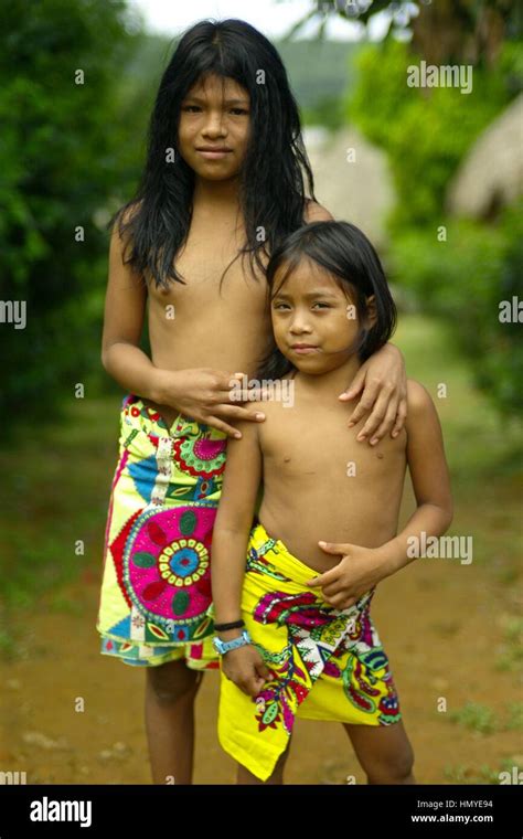 Im Letzten Vierteljahrhundert Ein Paar Embera Familien Geschoben Weiter