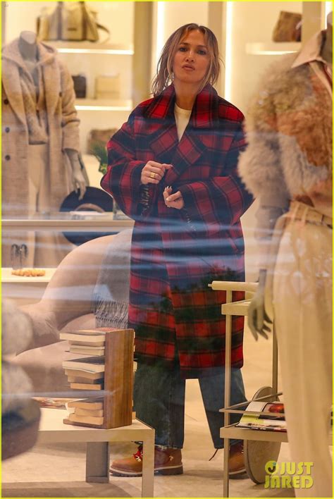 Photo Jennifer Lopez Shows Off Coat Collection 14 Photo 4872821