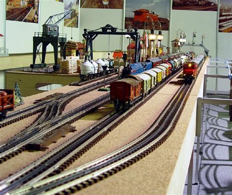 Listen to five different conversations at a train station and do the exercises to practise and improve your listening skills. Chelsea Clock: O Gauge Trains